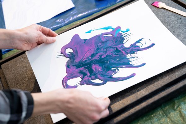 Experimentieren mit Acrylfarbe - Kunsttherapie Hauer - Fotografin Tanja Meißner