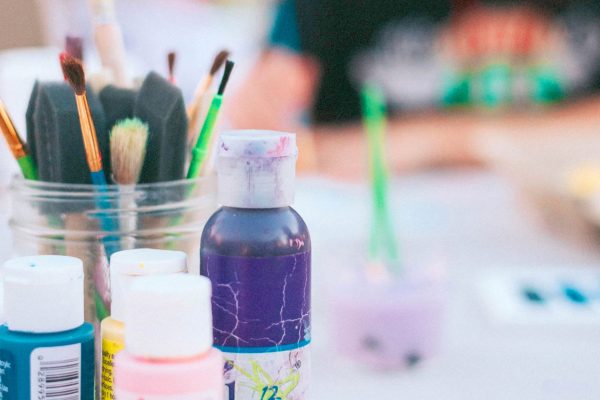 Pinsel und Farben - Kunsttherapie Hauer - Fotograf Andrew Valdivia (Unsplash)