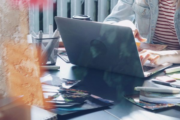 Online Kunsttherapie - Kunsttherapie Hauer - Fotograf Vitaly Gariev (Unsplash)